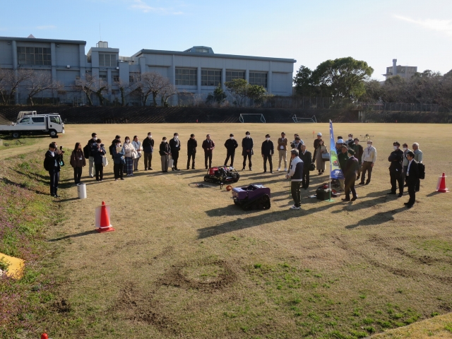 グラウンドで行った実演展示の際の写真