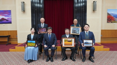 静岡県議会だより写真コンクール入賞者の記念撮影