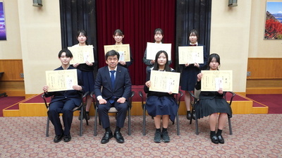 静岡県議会だより題字コンクール入賞者記念写真