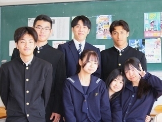 担任をしている学級の生徒との写真