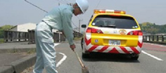 道路パトロールでの職員による道路補修の様子