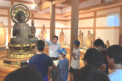 フィールドワークを行い、仏像などを見学する様子の写真