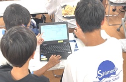 発表のためにグループで資料を作成する様子の写真