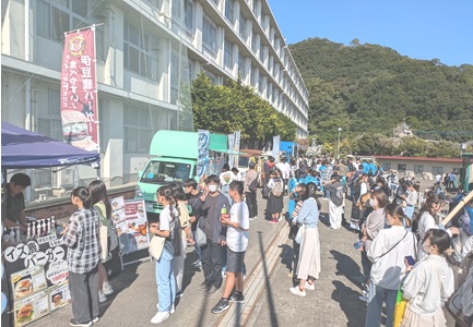 地域の方々も参加可能なハロウィンイベントを学校で開催