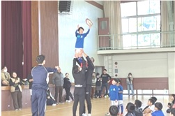 プロ選手を招き小学生向けのスポーツ教室を開催
