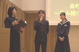 受賞校の生徒に取り組む中で工夫したことや、今後の取組をインタビューする様子
