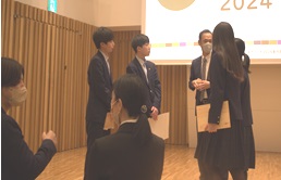 受賞校の児童生徒が企業の方と交流する様子