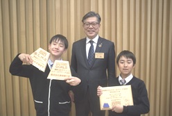 受賞校の児童生徒が審査委員と記念撮影