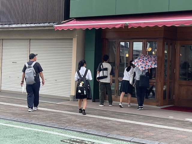ワークショップでのまち歩きの写真