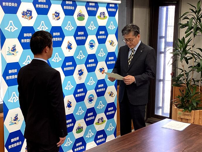 教育長から代表に賞状が授与されました。