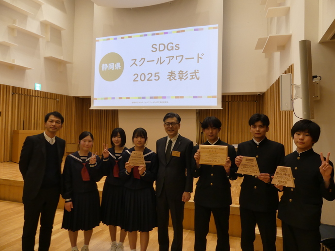 教育長と受賞校の交流写真