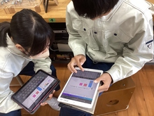 写真：共同学習に取り組む生徒