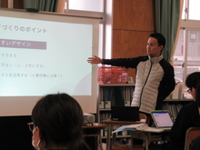 写真：GoogleClassroomを活用し資料を提示する筆者