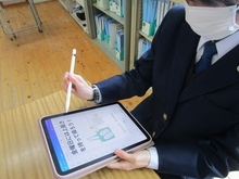 写真：自分専用端末とタッチペンを活用する生徒