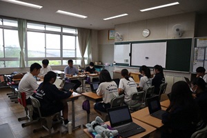 写真：（7月）【第2回晴花祭後】発案した種目を緊張しつつ先生に提案し助言を求める生徒たち