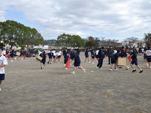 写真：【第3回晴花祭】生徒が発案し検討を重ねて実現した「押し込み合戦」に一生懸命取り組む生徒たち