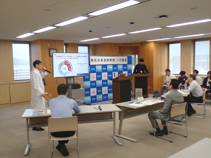 最終審査で知事、副知事の前でプレゼンする職員