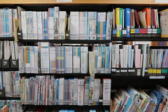教科書の本棚の写真
