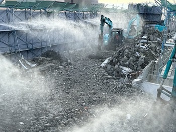 写真：解体工事等での粉塵飛散を抑える遠隔散水工法