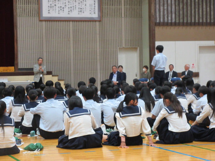 語り部に質問を投げかけ、理解を深める生徒たちの姿の写真