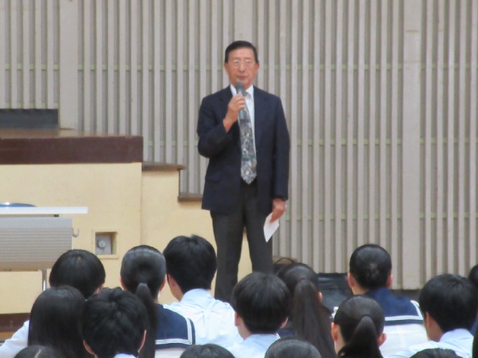 磐田北高校の生徒らを見つめて戦争について語る浜松市遺族会・大石会長の写真