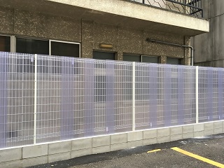 フェンス付きブロック塀の写真