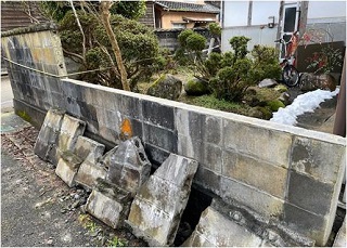 地震により倒壊したブロック塀の写真