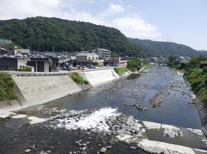 小山町役場付近を流れる鮎沢川の写真
