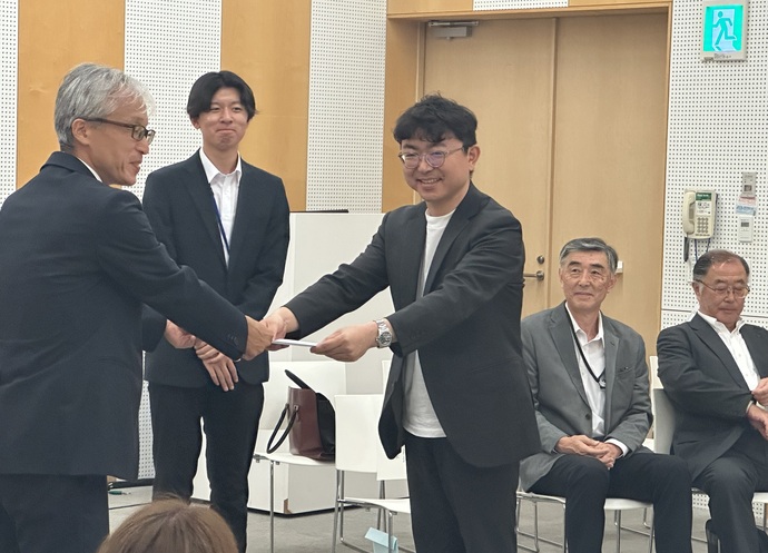 登録通知書を交付している写真
