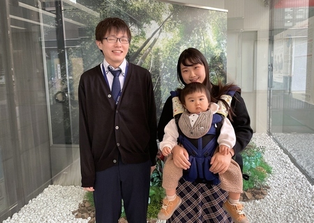 写真:子連れの夫婦