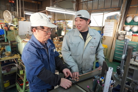 写真:一緒に働く若手と高齢者