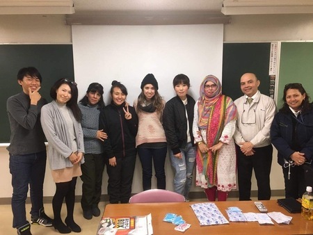 写真:外国人留学生とホアンさん