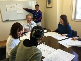 写真:検討の様子1