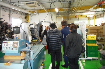 写真:社内見学の様子2
