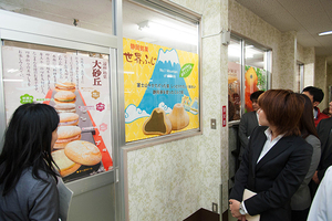 写真:工場見学の様子2