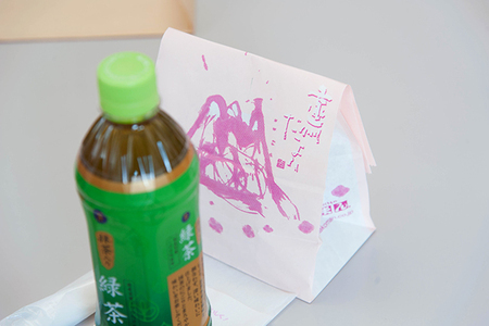 写真:視察研修の配布物