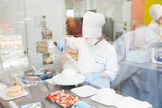 写真:菓子製造の様子2