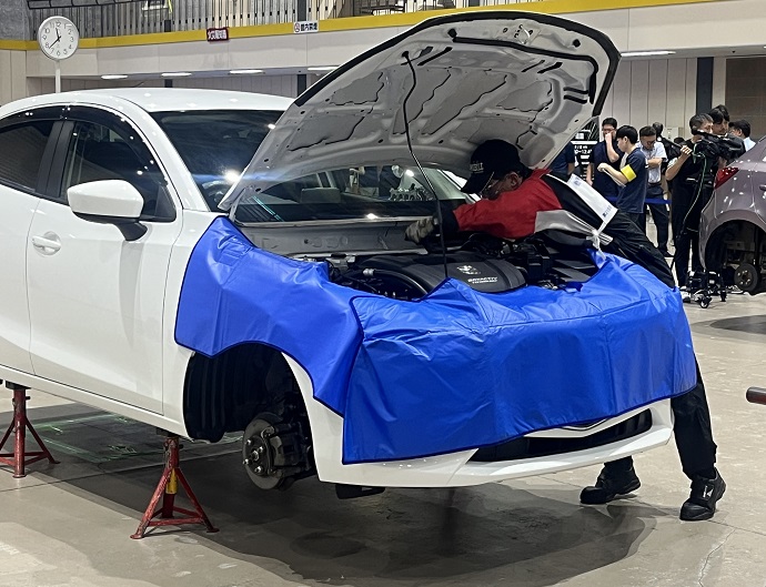 自動車整備職種で金賞を受賞した安藤選手の競技中の写真