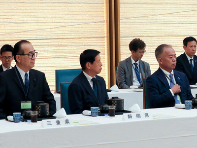 内閣総理大臣と都道府県議会議長との懇談会に出席する和田篤夫議長