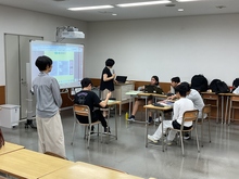 写真：日本語の授業風景（少人数、ICT活用）
