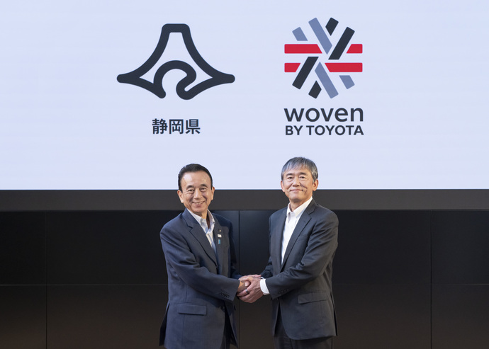 知事と先方代表の隈部氏との握手の写真