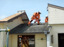 写真：屋根の上での作業様子