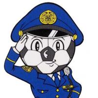 イラスト：警察の制服を着て敬礼をしているサッカーボール顔のキャラクター
