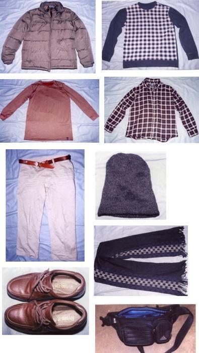 写真：ダウンジャケット、チェック柄セーター、長袖シャツ、チェック柄シャツ、チノパン、ニット帽、マフラー、革靴、ウエストポーチ
