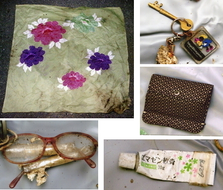 写真：てぬぐい、鍵、財布、眼鏡、塗り薬