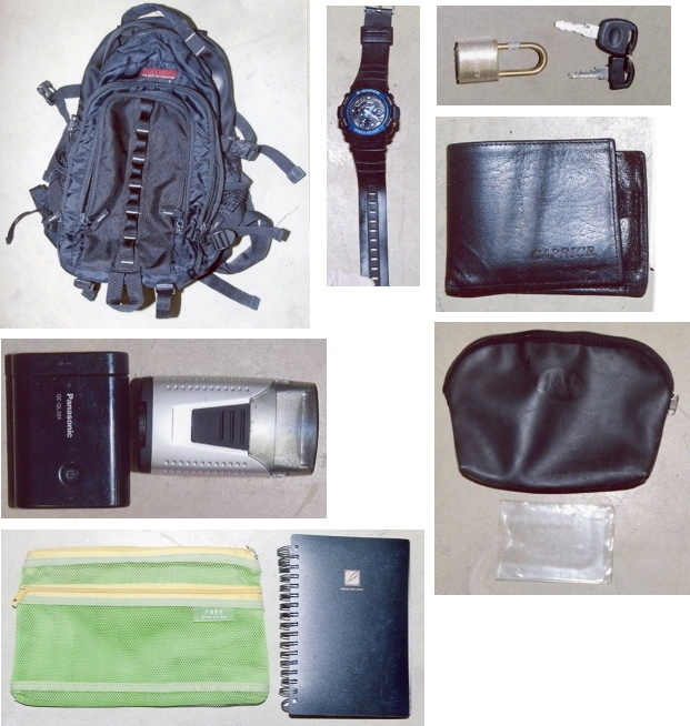写真：リュックサック、腕時計、南京錠と鍵、財布、電動髭剃り、黒のポーチ、メッシュバッグ、メモ帳