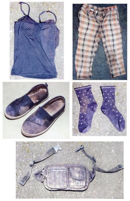 写真：キャミソール、七分丈ズボン、靴、靴下、ウエストポーチ