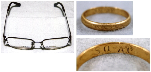 写真：眼鏡、金色指輪、指輪刻印部分