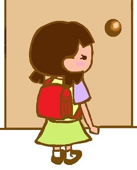 イラスト：ランドセルを背負った女の子がドアの前にいる様子
