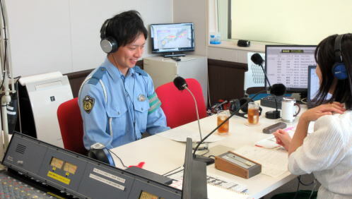 写真：ラジオ放送収録中の警察官の様子